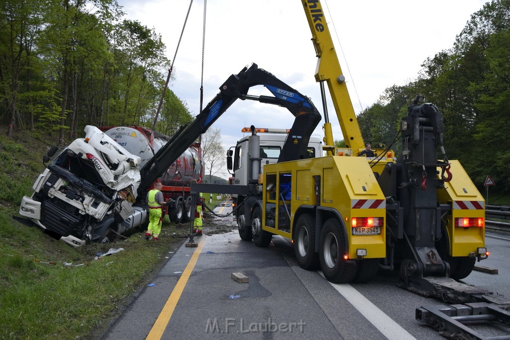 VU Gefahrgut LKW umgestuerzt A 4 Rich Koeln Hoehe AS Gummersbach P467.JPG - Miklos Laubert